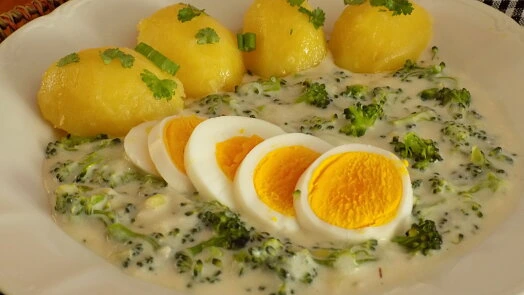 Pozorování: aspik s brokolicí a vejci podávaný se žloutkovými brambory.
