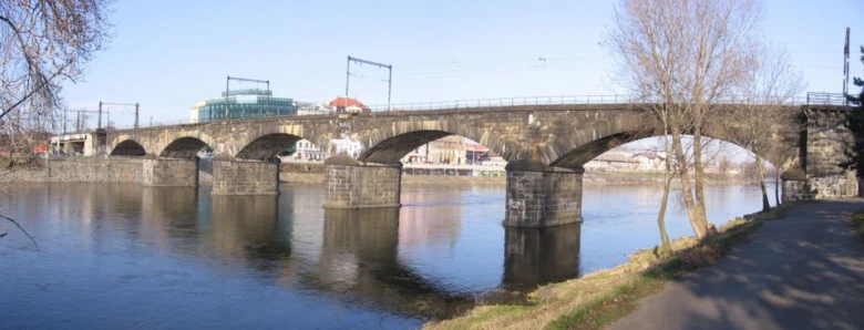 Historický železniční most přes řeku v Praze.
