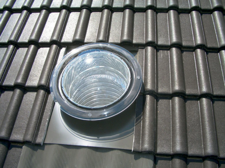 Světlovodní ventilace nainstalovaná na střešní tašce.